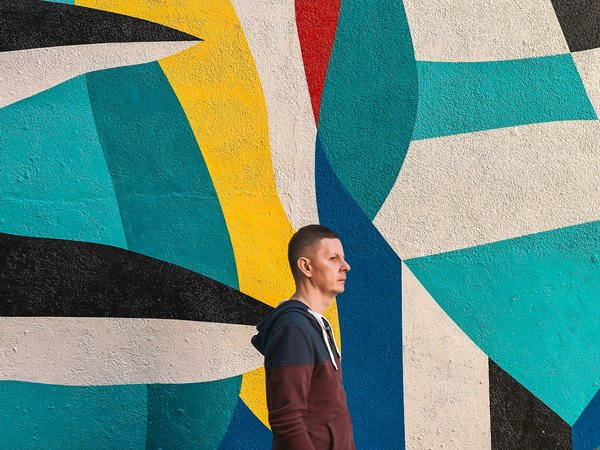 Quelles astuces pour intégrer des motifs géométriques dans une tenue sans l'alourdir?